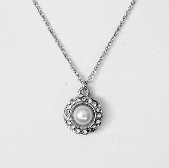 White House Black Market Jewelry - White House Black Market Pearl Necklace